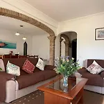 Vivenda Silvestre Family House *